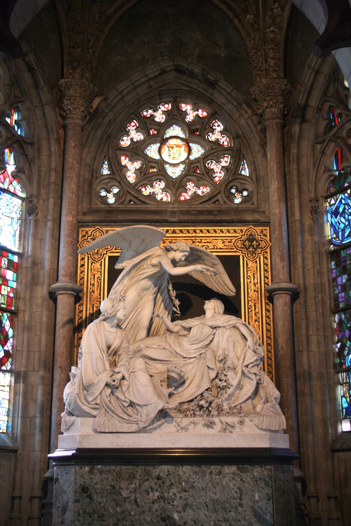 statue of Queen Louise-Marie